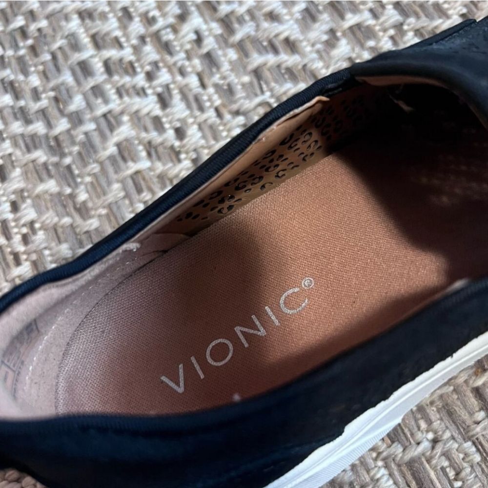 VIONIC Kimmie Perf Slip On - Picture 4 of 5